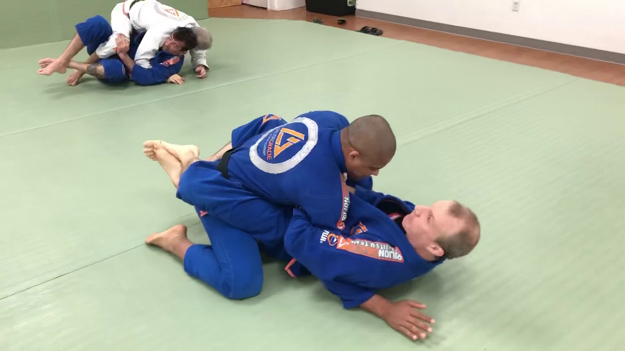 Omoplata da guarda fechada com o Mestre Rilion Gracie
