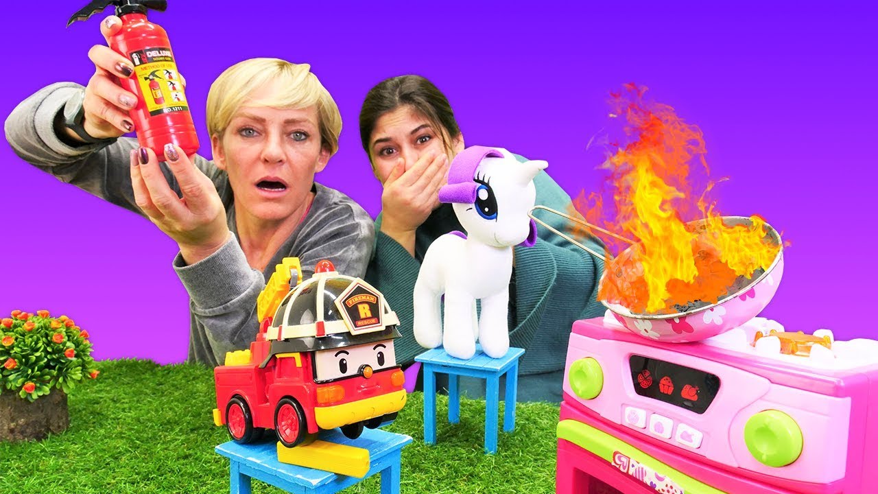 Oyuncak Kafe. Roy mutfakta yangını söndürüyor. Robocar Poli oyuncakları