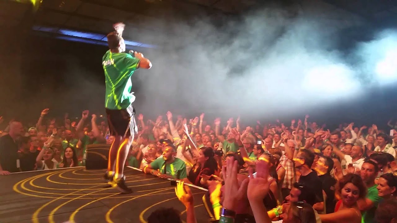 Yannick Noah chante avec les supporters ASSE