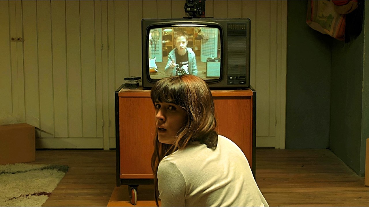 Woman Accidentally Talks To A Dead Boy From 1989, And Tries To Change His Fate