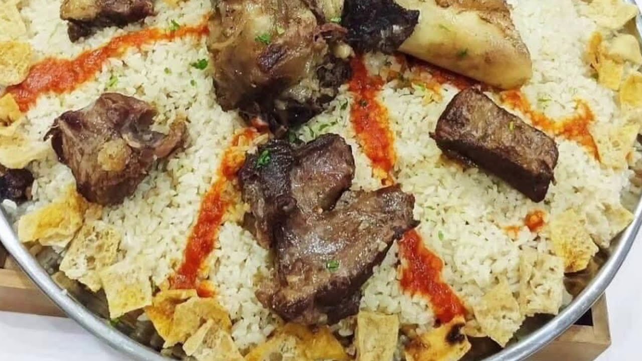 فتة لحم ضاني مع ارز ابيض وشوربه خضار