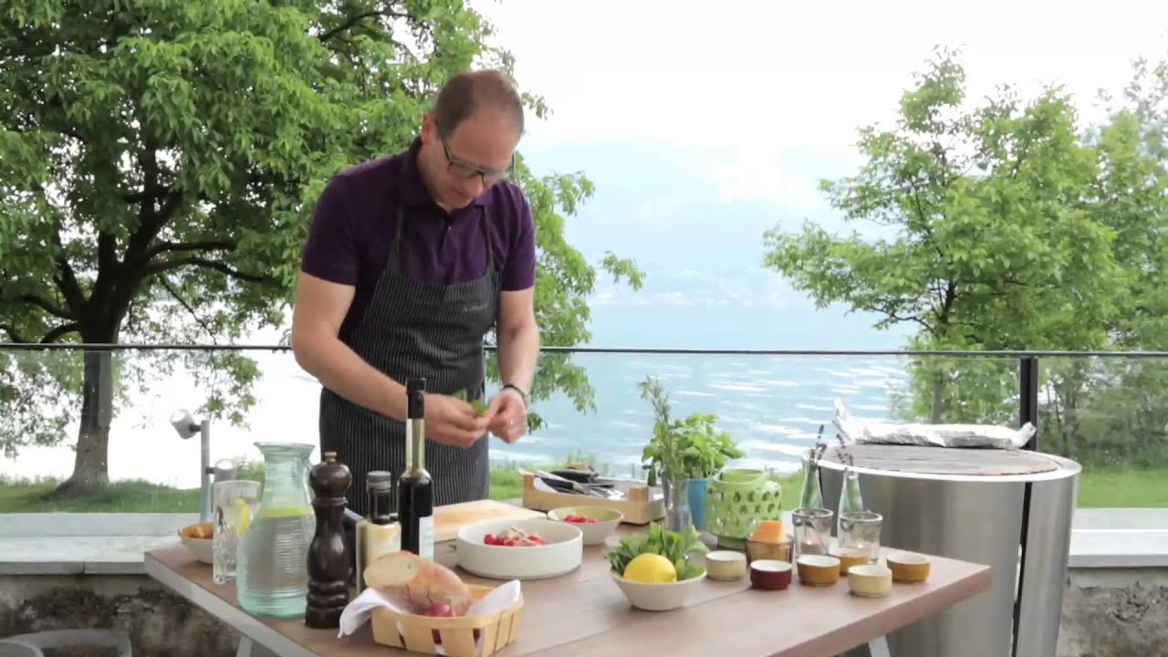 Wolfsbarsch mit Zitrone und Rosmarin gef&uuml;llt und Kirschtomatensalat mit Prestocrostini