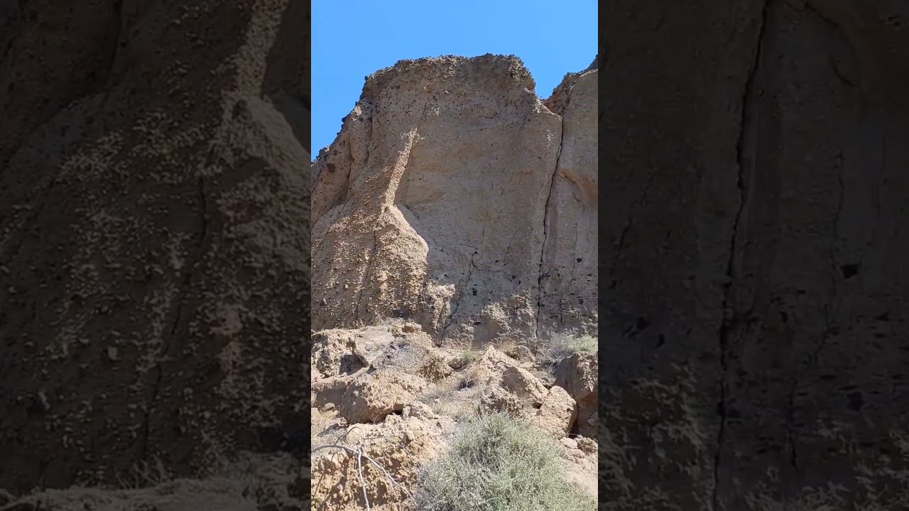 Les montagnes d'akrotiri :gigantesques et friables :un risque qu'elle s'écroule sur les habitations