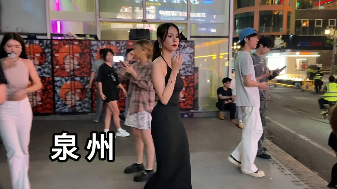 凌晨1点半 逛福建省泉州市领show天地 酒吧很多 年轻男女的狩猎游戏 Quanzhou City Night Pub And Club Of China 1:30 AM