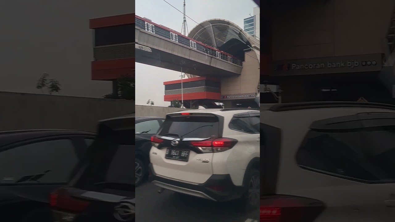 Kereta LRT masuk terowongan stasiun