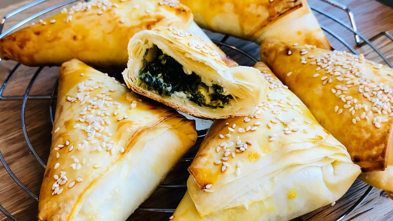 Teigtaschen aus Filoteig mit Spinat und Schafskäse (Spanakopita)
