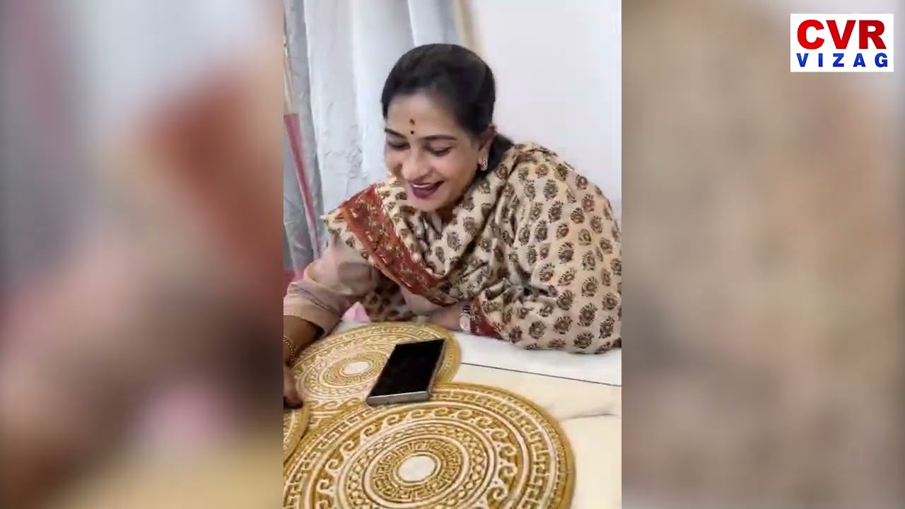 ట్రాఫిక్ ని భలే క్లియర్ చేశావమ్మా .. కానిస్టేబుల్ ను అభినందించిన అనిత  | Vangalapudi Anitha | CVR