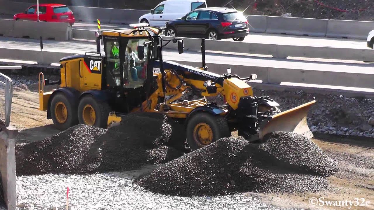 CAT 140M Spreading Out Rocks