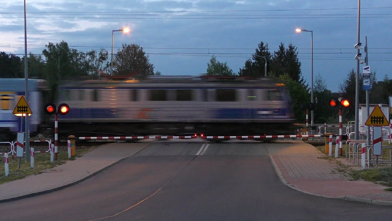 Przejazd kolejowy Olsztyn ul. Hozjusza | Railroad Crossing in Poland