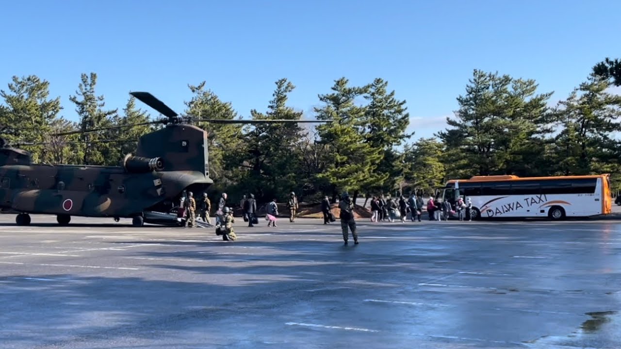能登半島地震② ４日目　大勢の被災者たちを自衛隊のヘリコプターで金沢へ搬送。大型バスがお迎え