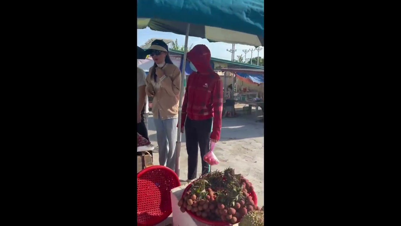 XA NHÀ 06 NĂM, BẤT NGỜ TRỞ VỀ TỪ NHẬT,  ĐÓNG GIẢ NGƯỜI MUA TRÁI CÂY CỦA MẸ VÀ NHỮNG GIỌT NƯỚC MẮT