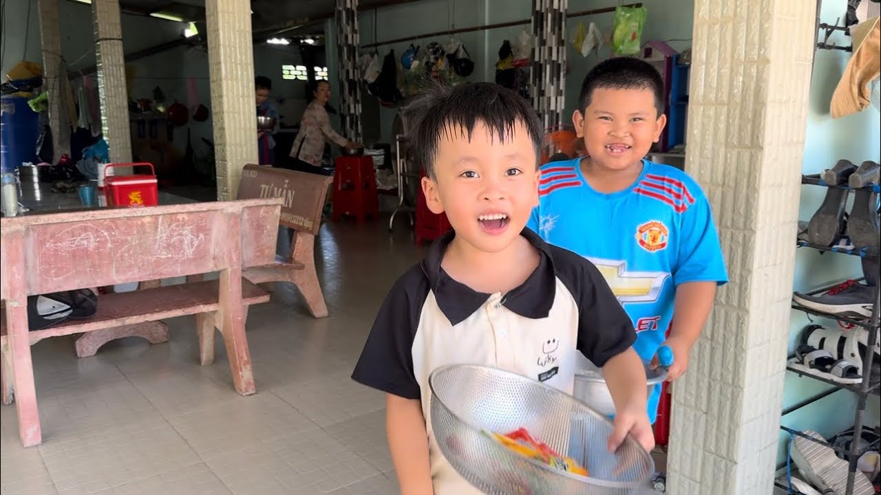 Chuột Bưng Đồ Phụ Mẹ Ra Vườn Chiên Gà Rán Ăn Mà Chuột Với Sô-cô-la Quậy Vá #ngocdieuvlog#chuotquayva
