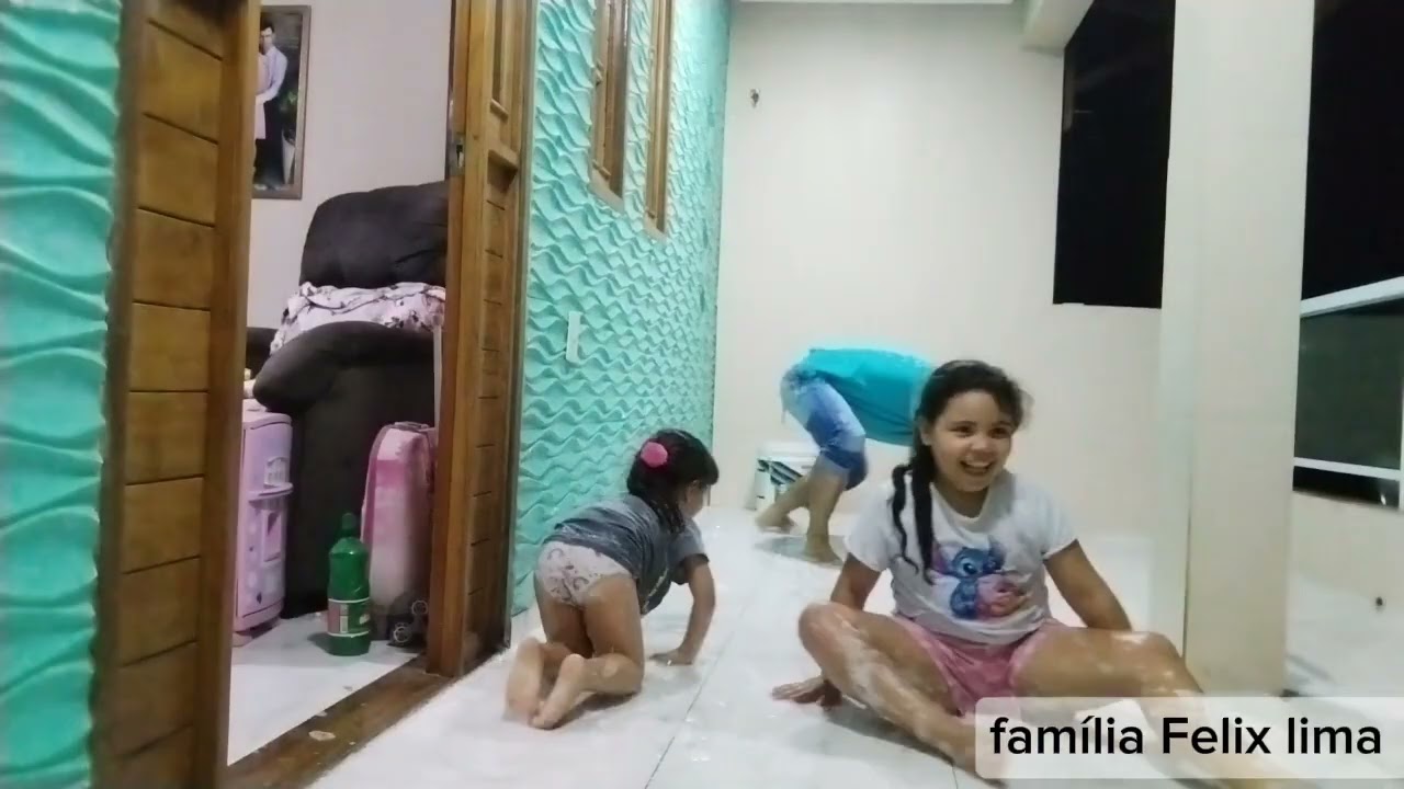 Escorregando no sabão 😂😂😂