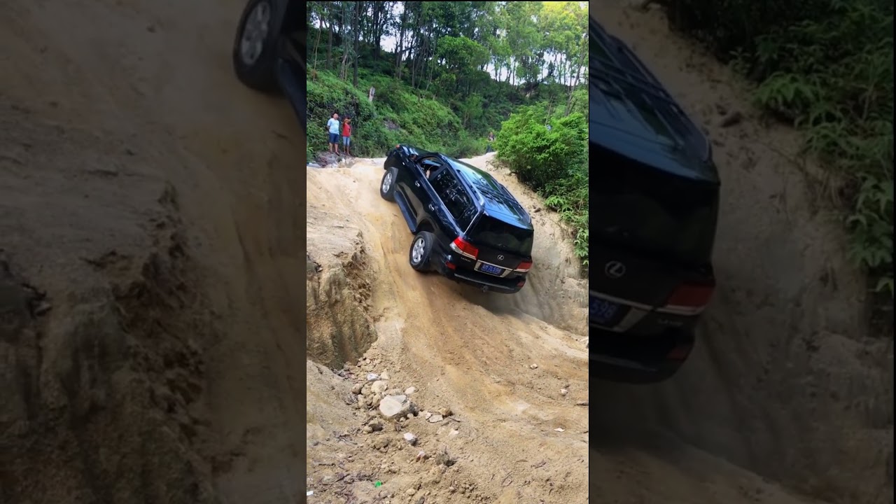 Lexus LX570 climb the slope desperately