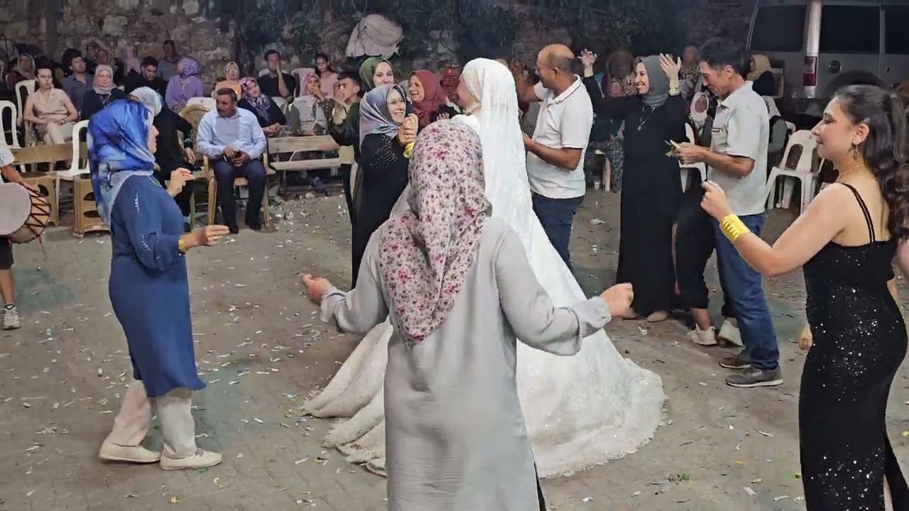 DEMİRCİ'nin SEVİNÇLER KÖYÜNDE DUYGU EMRE BAŞ ÇİFTİNİN DÜĞÜN TÖRENİNDEN GÖRÜNTÜLER 31-08-2025 
