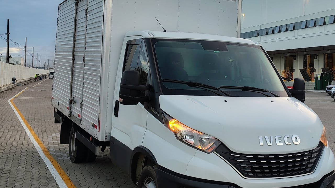Parada rápida no posto:, mandei aquele lanche, e voltei pra estrada! 🚛💨 Acompanha aí a viagem!”