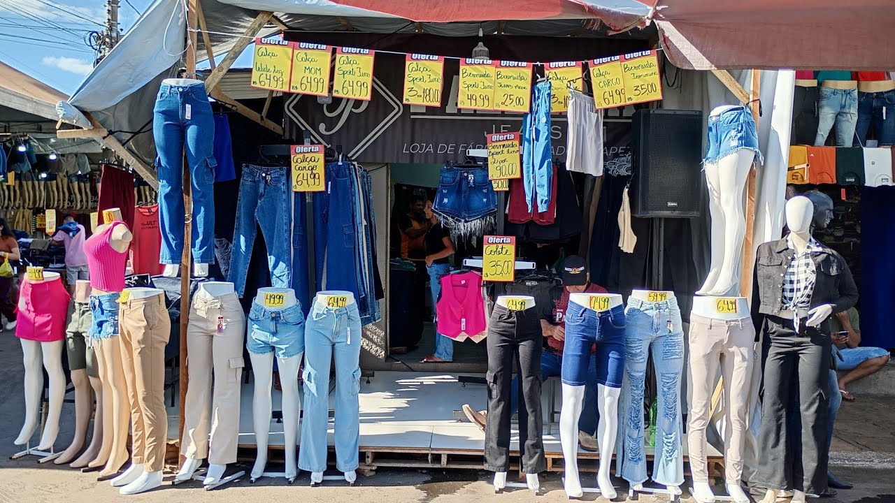 Após a Festa de Trindade,Go.,comércio continua, barracas e calçadas tomadas por variadas mercadorias