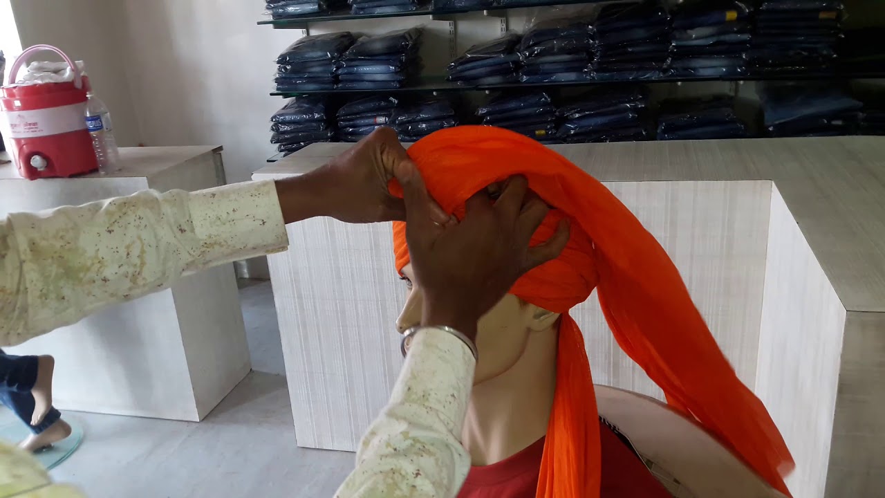 फेटा कसा बांधायचा हे शिखवणारे आमचे मित्र मंगेश