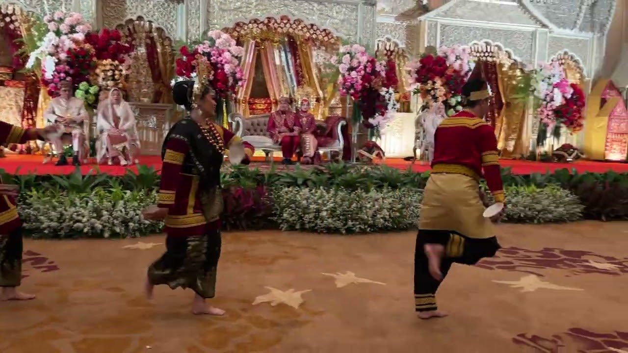 Tarian Pecahan Piring dari Padang Minangkabau #minangkabau #Tarianpecahanpiring #Tarianpiring