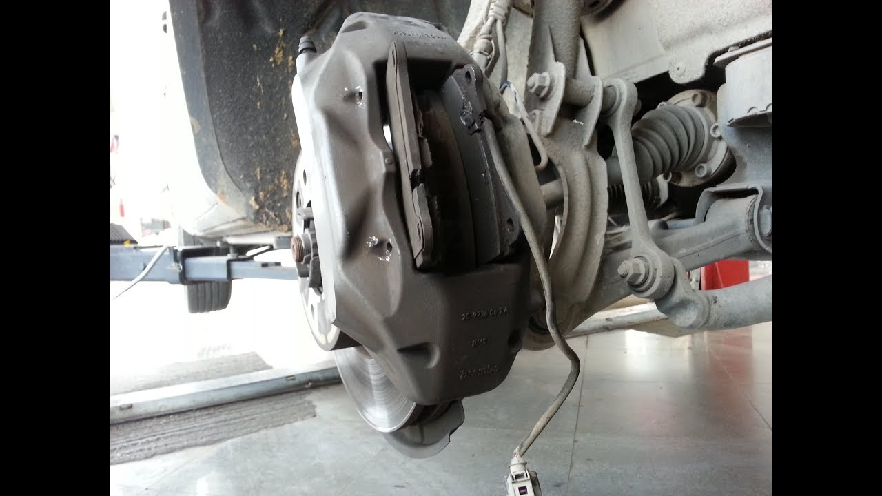 Changement plaquette de frein avant Volkswagen TOUAREG .Volkswagen TOUAREG front brake pad change.