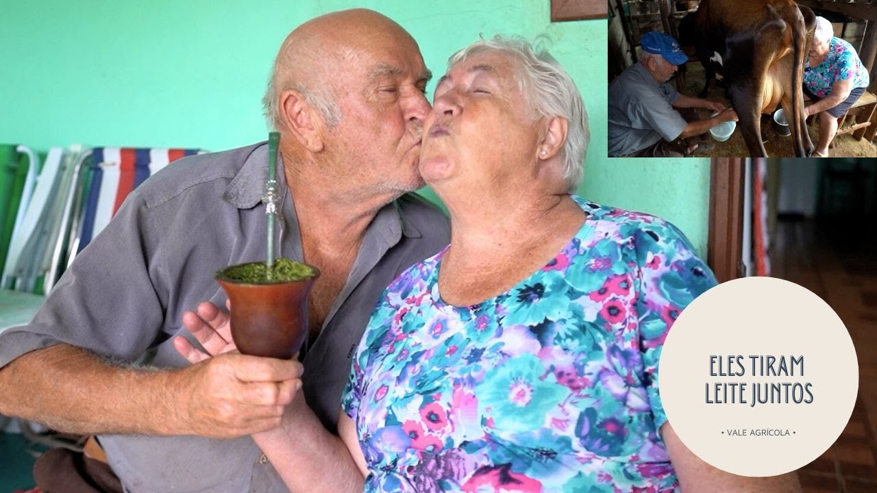 Casal de aposentados DIVIDE ATÉ A VACA na hora de tirar leite! História mais fofa do dia!