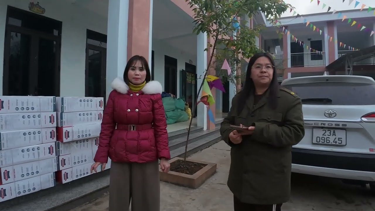 Tấm lòng của các bạn miền xuôi gửi tặng các em nhỏ vùng cao chăn ấm, máy sưởi.