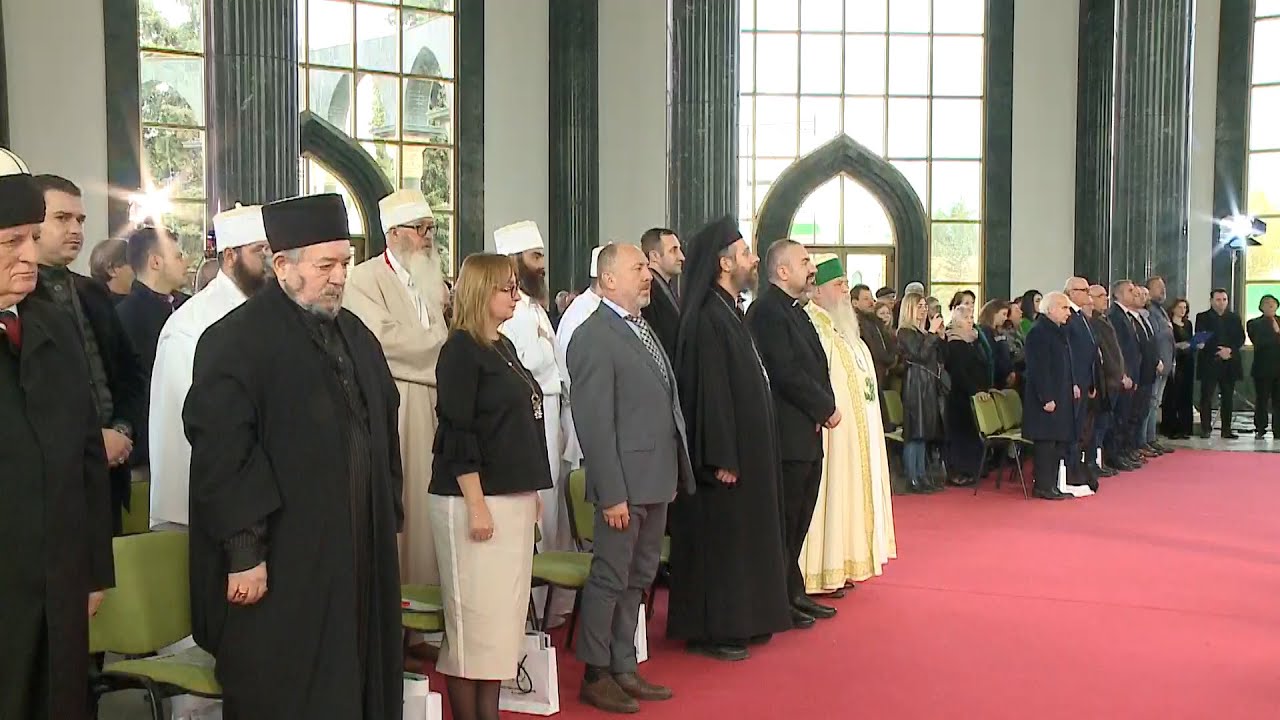 E PLOTË/ “Luarasi” organizon konferencën “Globalizmi dhe paqja”, Baba Mondi mesazhe paqeje