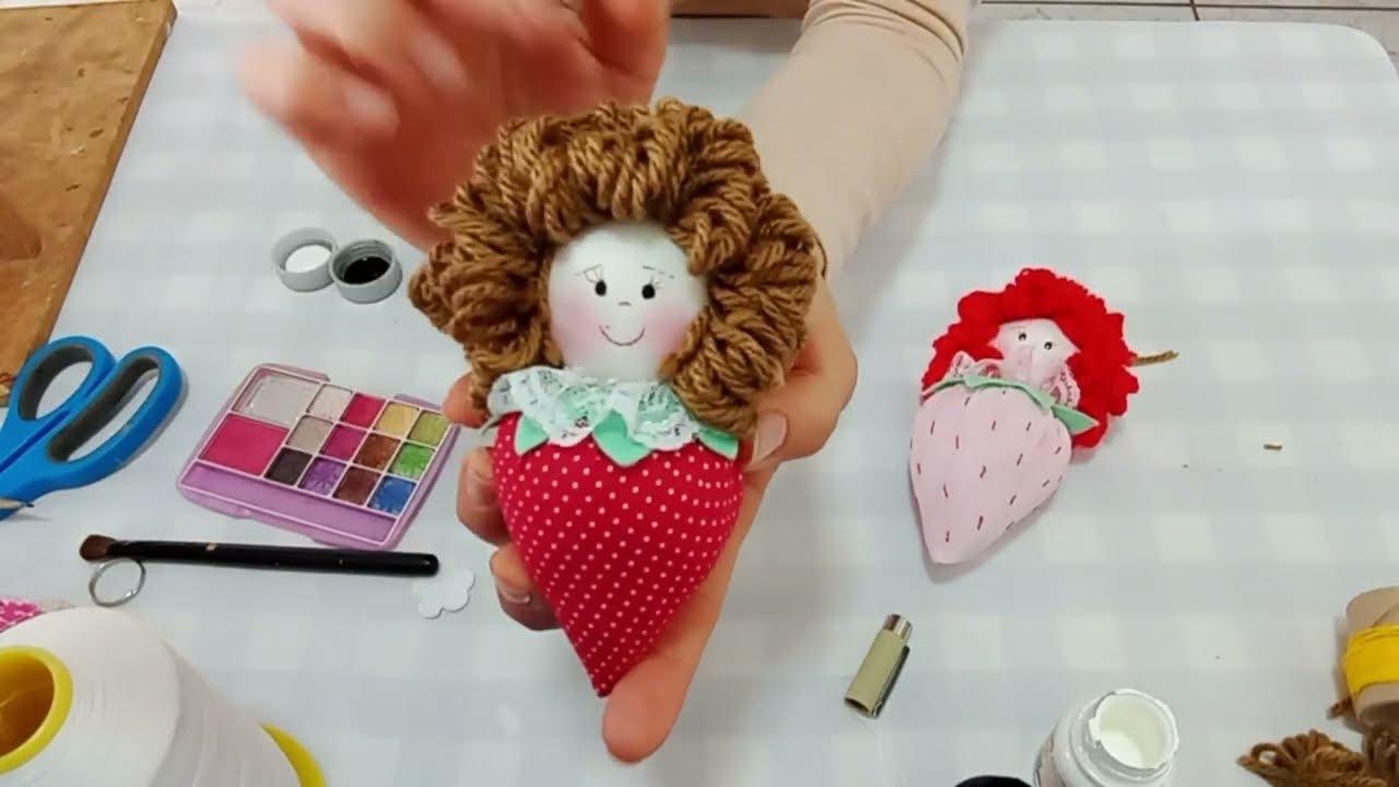 “DIY: Chaveiro de Tecido Boneca Moranguete – Passo a Passo”