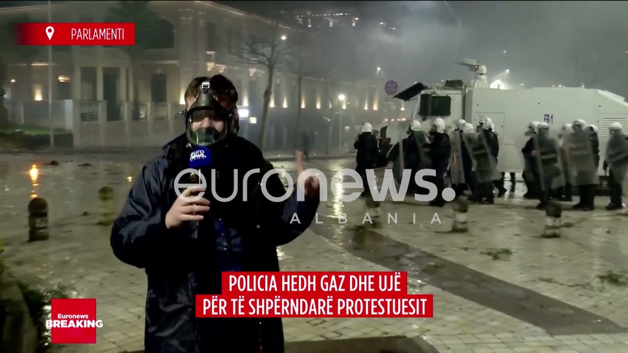 Me maskë dhe mes gazit lotjesllës, gazetari Ardit Hoxha raporton nga protesta! Policia hedh ujë...