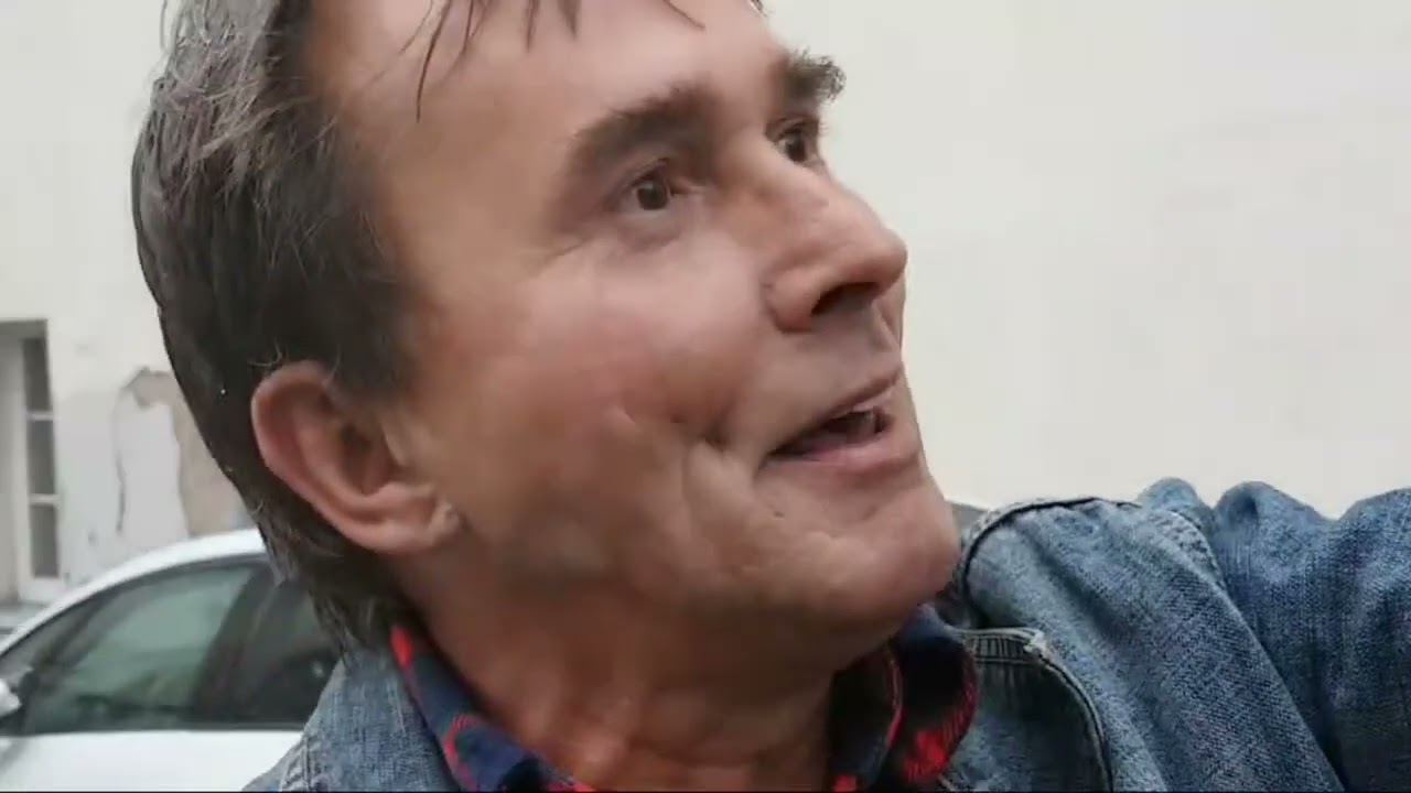 #Wroniecka9 Pan Zbigniew likwiduje kwiaty dla Matki Najświętszej. Udany deszczowy recital.