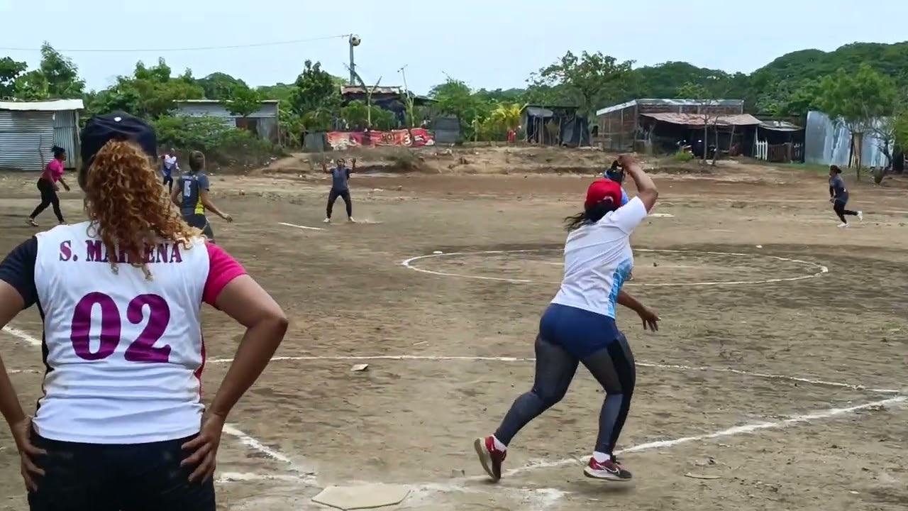 Práctica de Kickingball, Sutiaba, León, Nicaragua