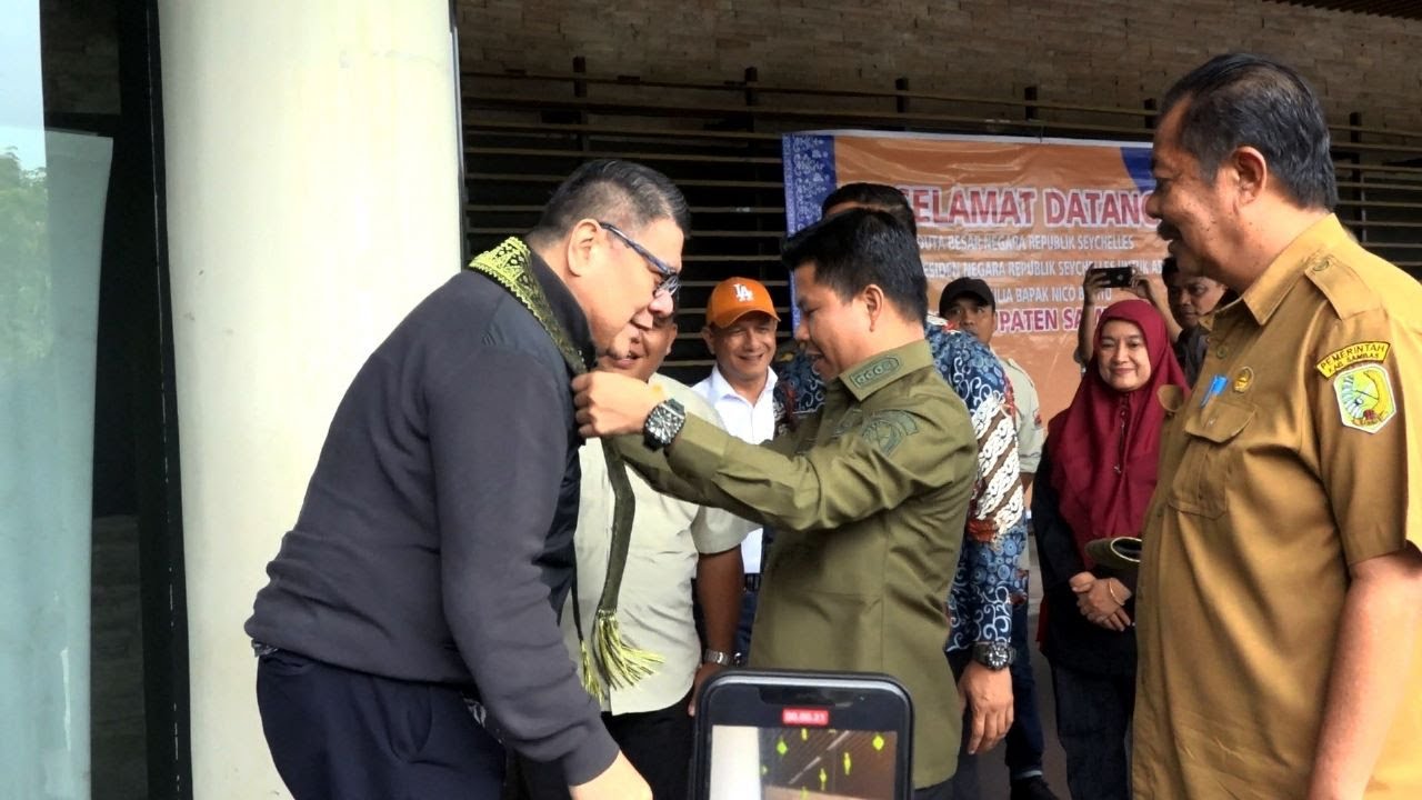 BUPATI SAMBAS SATONO AJAK DUBES SEYCHELLES INVESTASI PARIWISATA DI TEMAJUK