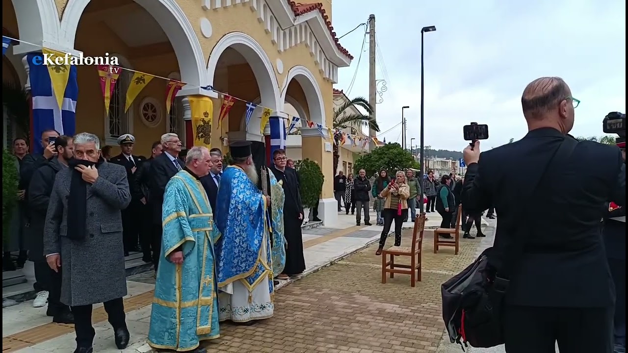 Θεοφάνεια στο Αργοστόλι με κατάνυξη, πλοιάρια και γενναίους κολυμβητές
