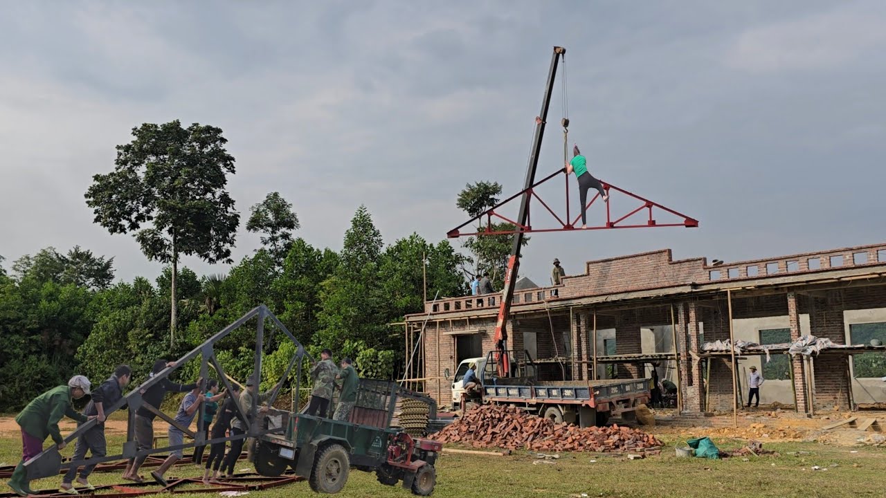 iron truss weighs tens of tons  @ Loan daily work