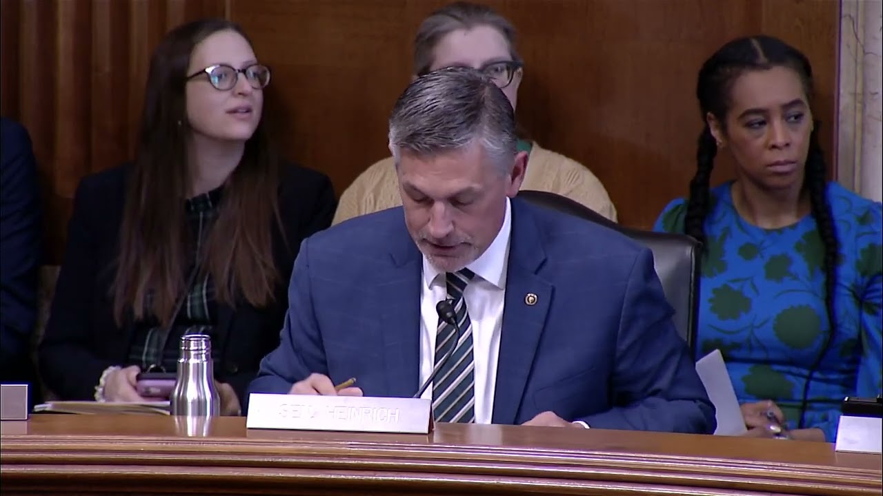 Член совета директоров Генрих выступил со вступительной речью на деловой встрече.