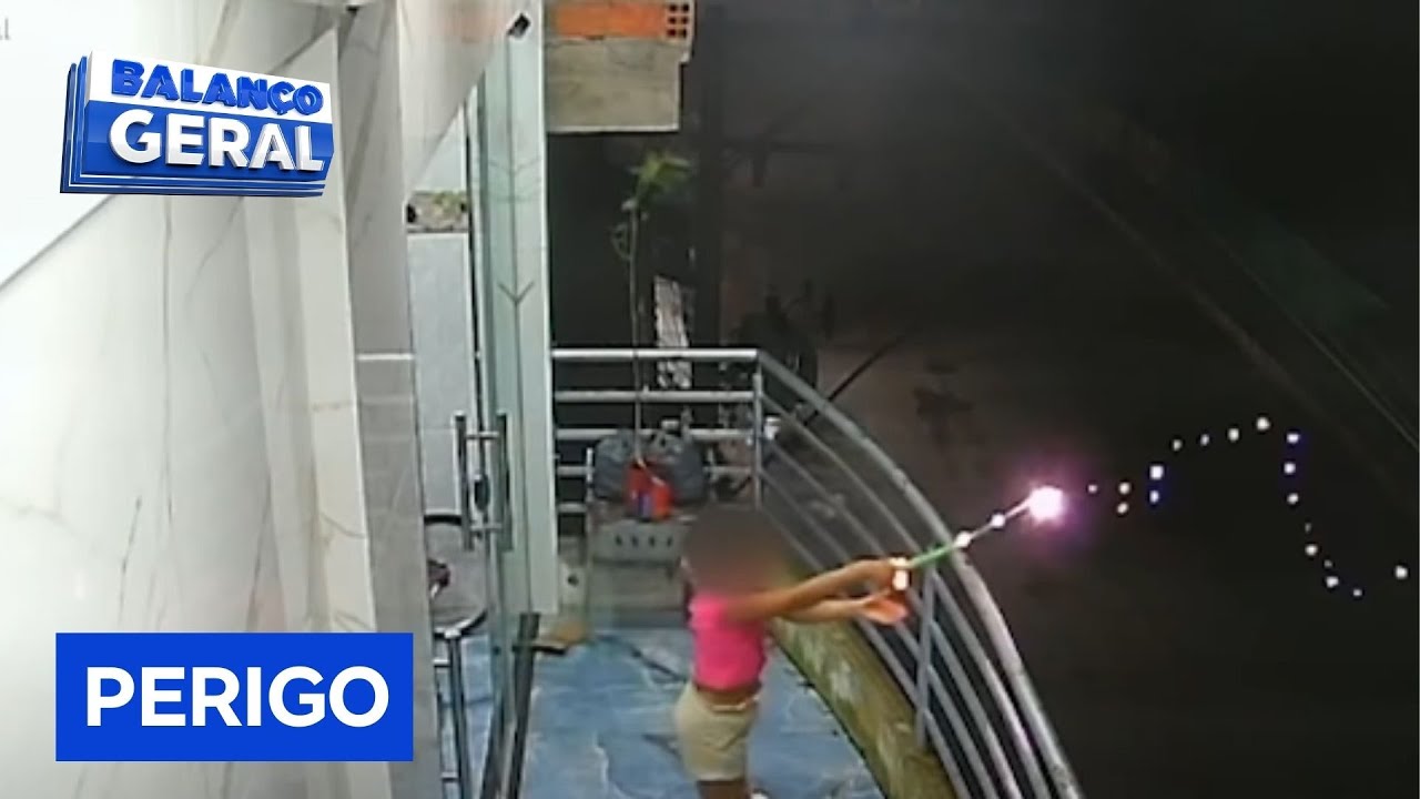 Menina leva choque ao brincar com vara na sacada