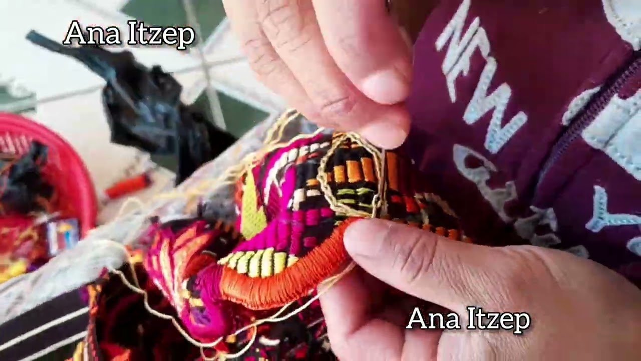 Bordando cuello de huipil a mano.(huipil de chichicastenango)