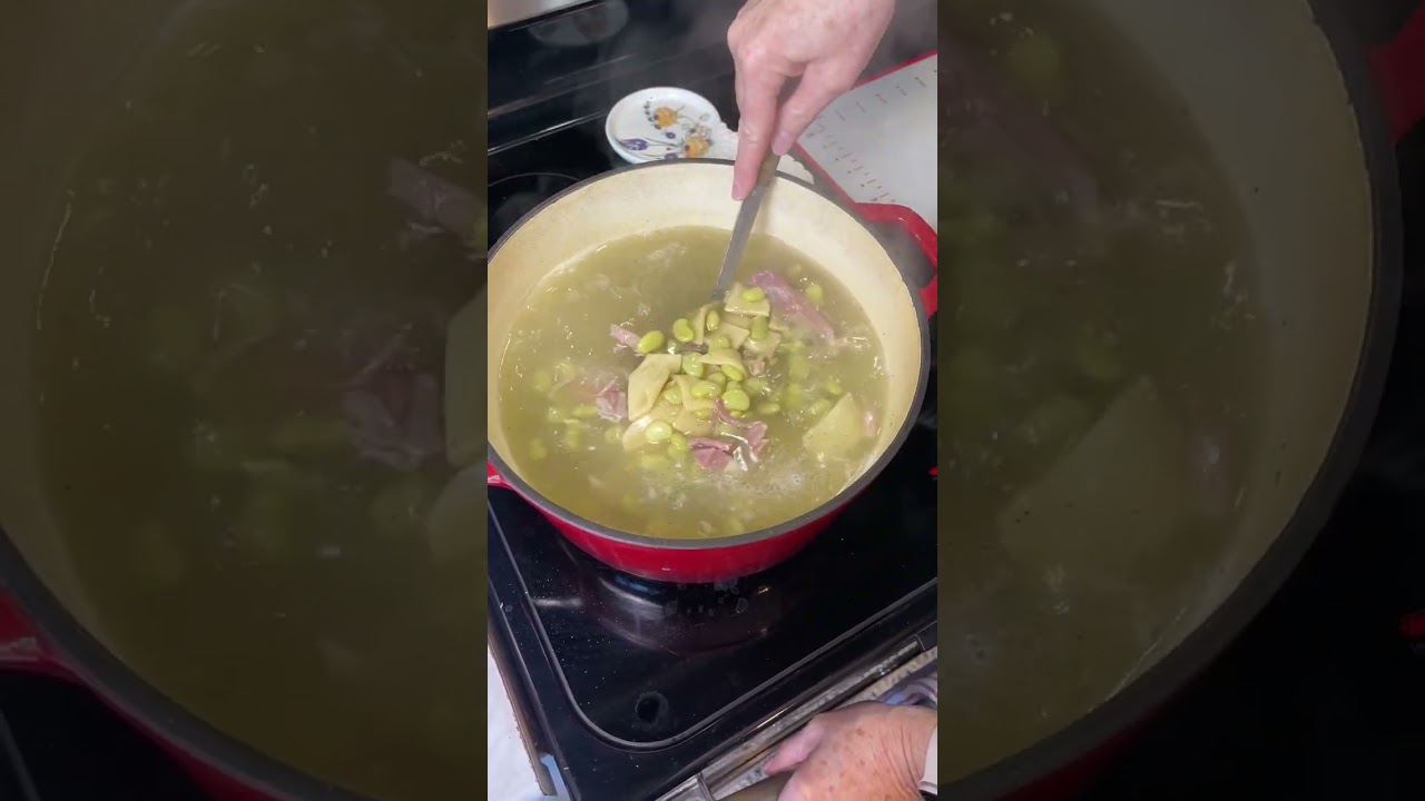 Мама Сью готовит пирог из белой фасоли.