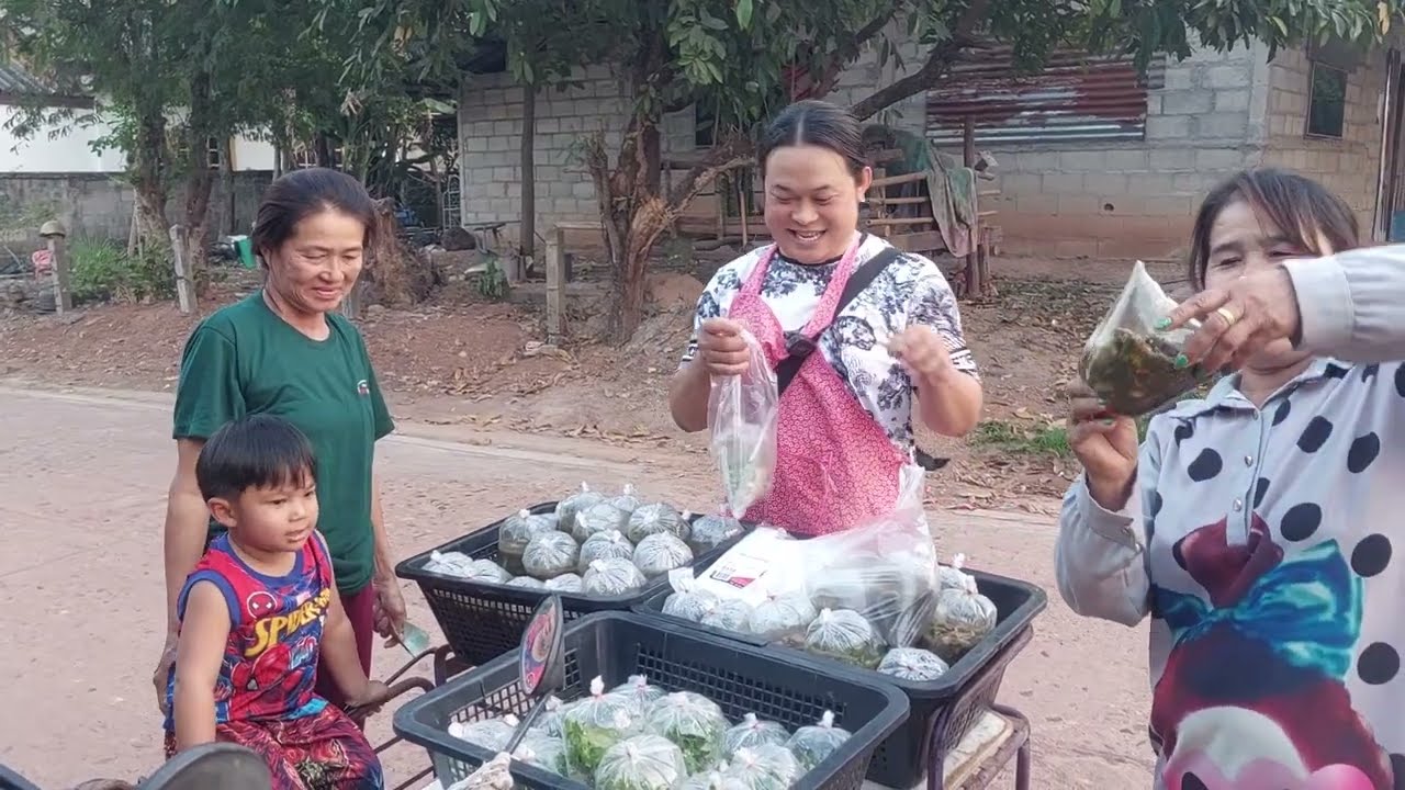ลูกค้าถึงกับอดใจไม่อยู่เมื่อเห็นเมนูที่หายากในฤดูนี้และบอกเลยขายดีสุดๆ