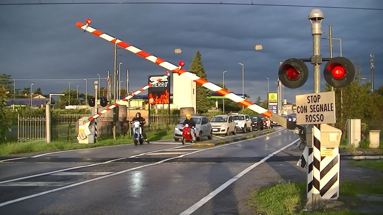 Spoorwegovergang Arezzo (I) // Railroad crossing // Passaggio a livello