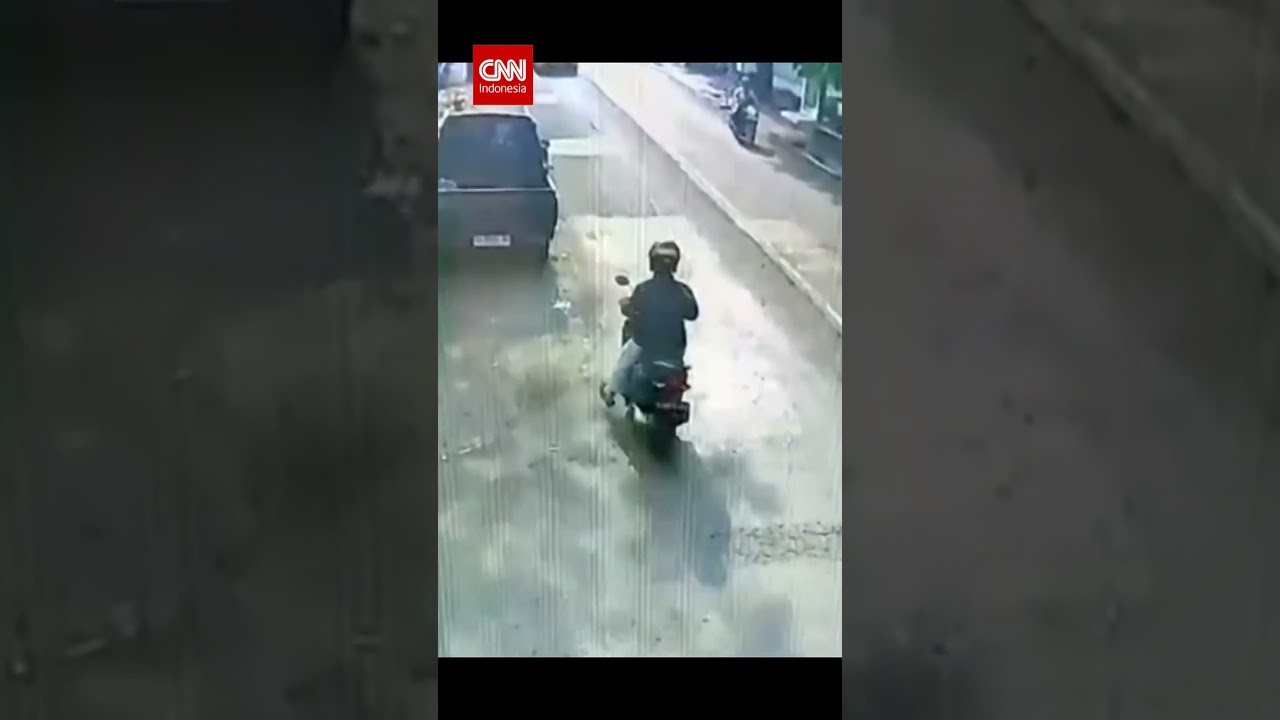 Detik detik Pemotor Terlindas Truk Gara-gara Pintu Pikap
