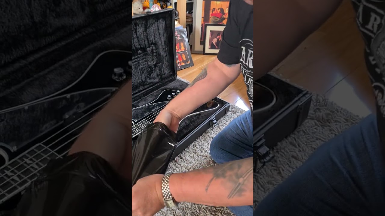 Gibson G2 Gene Simmons Thunderbird unboxing from Guitar Guitar