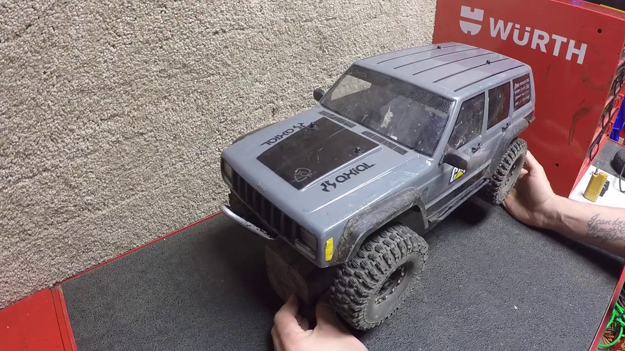 Axial scx10 ii Jeep Cherokee RTR walk through and set up.