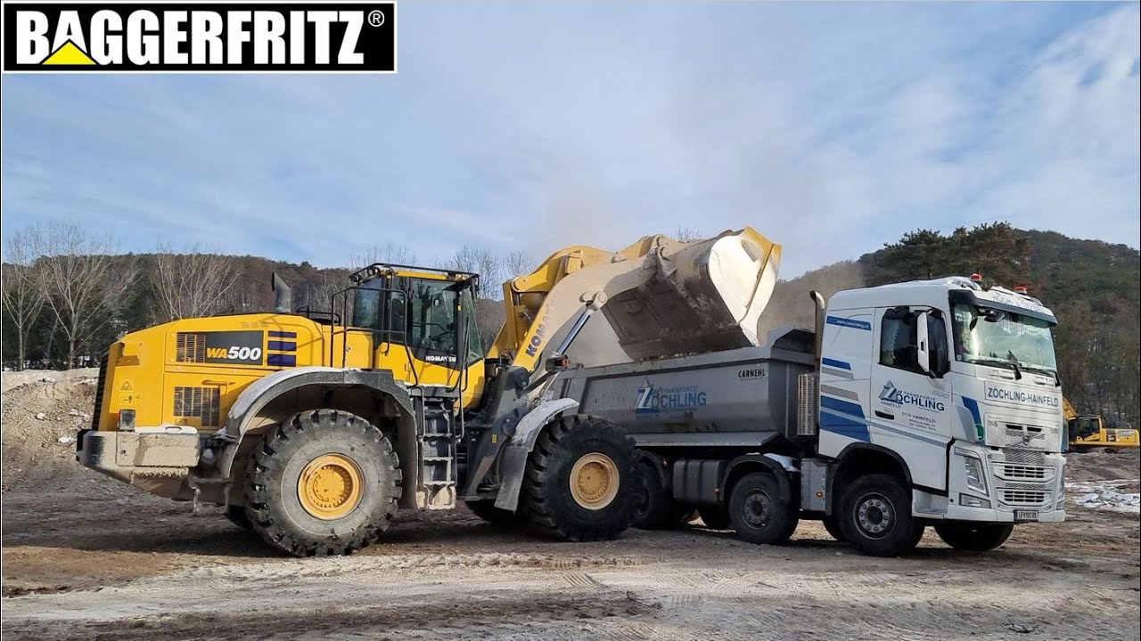 Komatsu WA500 wheelloader loads trucks