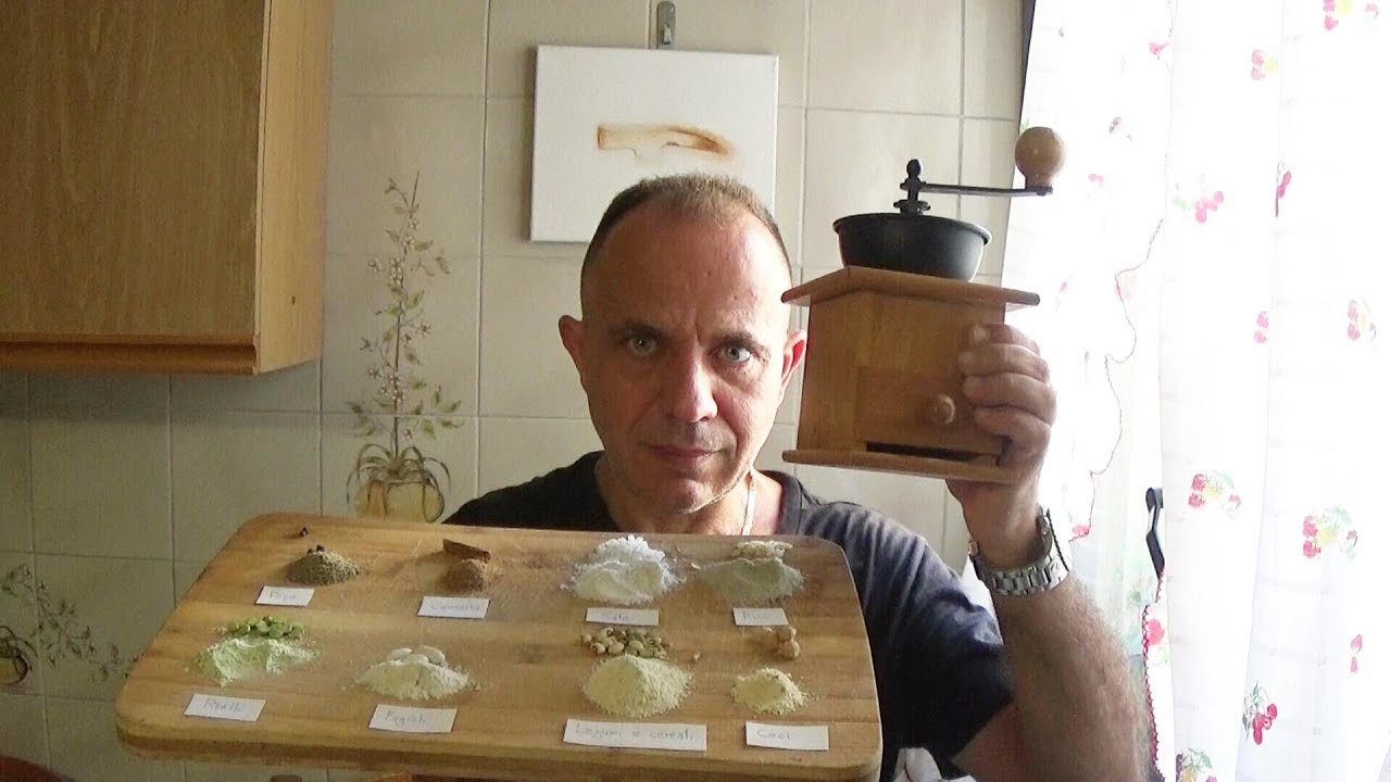 Tutti i poteri del macinino manuale il piccolo mulino domestico che macina qualsiasi cosa
