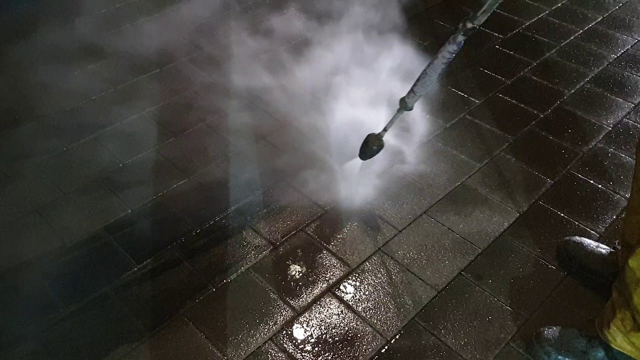 Usuwanie śladów po oponach z płyt chodnikowych