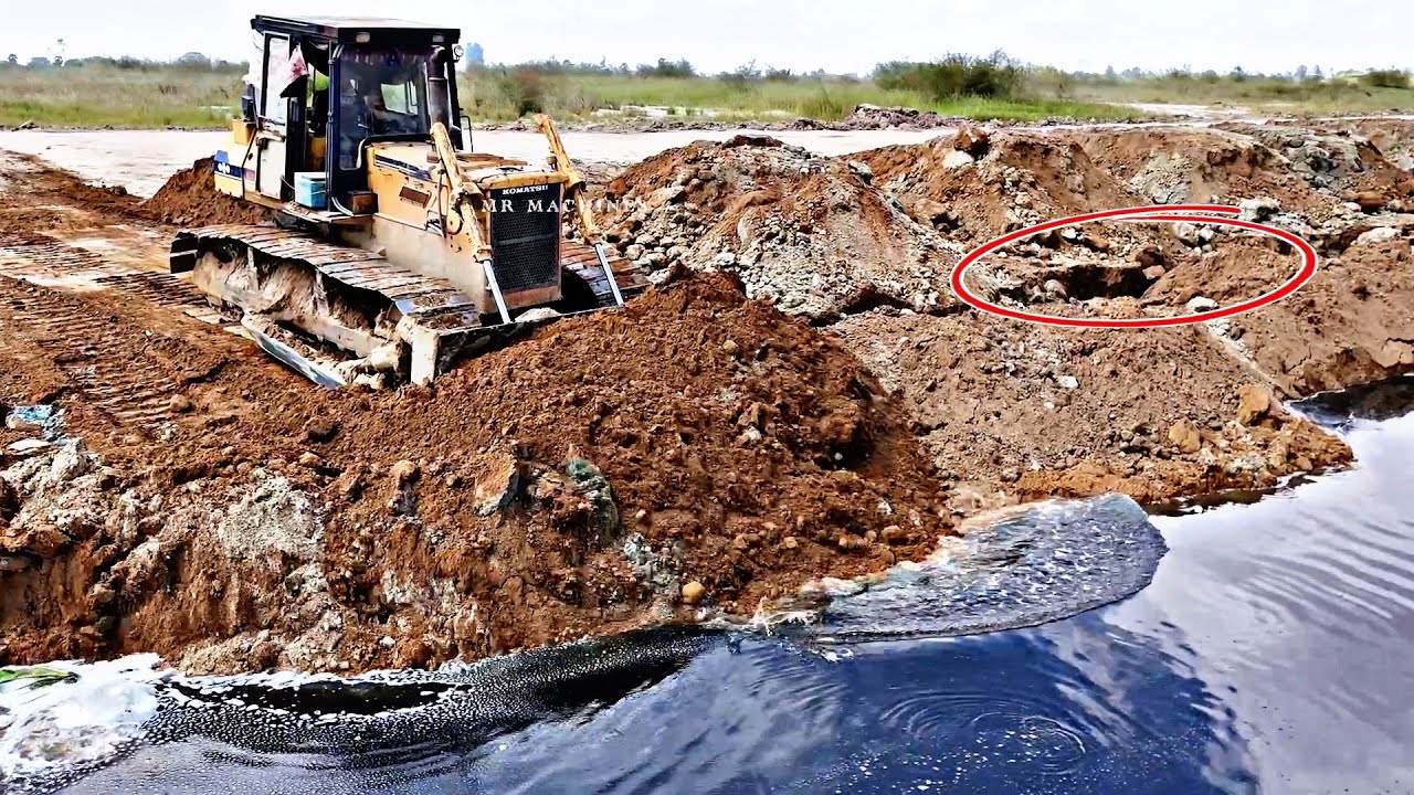 BEST!!! D53P KOMATSU DOZER PUSH SOIL MOVE INTO WATER, 25.5T TRUCK UNLOADING