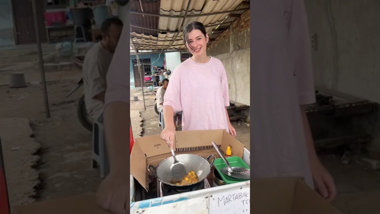 Istri bule dagang pisang coklat goreng #fyp #fypindonesia #indonesia #bule