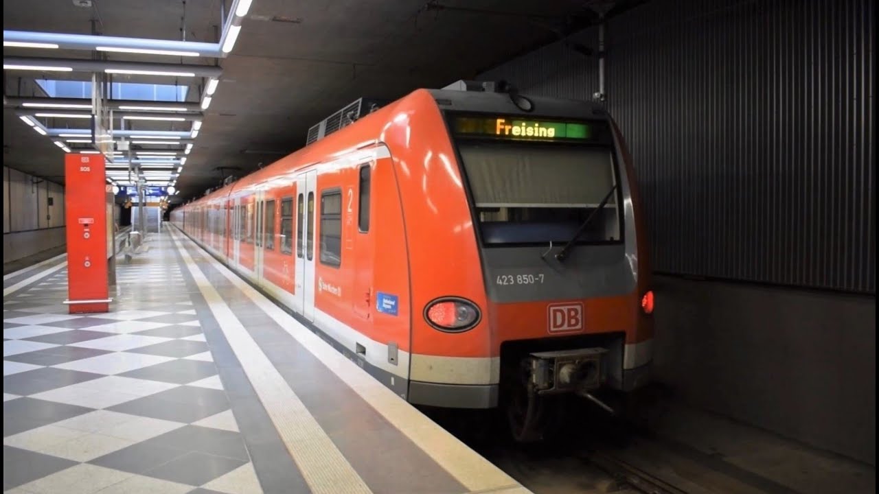 Unterföhring mit Zügen der S-Bahn München (ET 423)