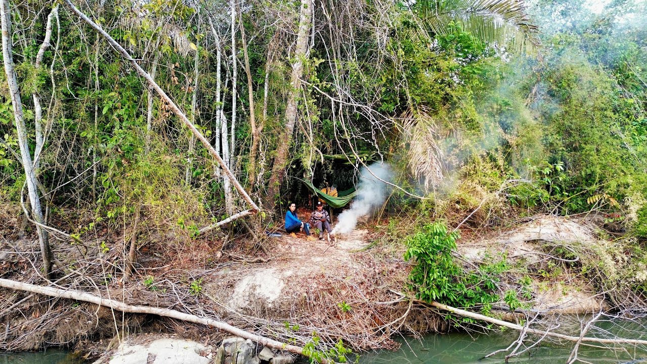 Acampamos na FLORESTA, construímos um abrigo na beira do Rio.